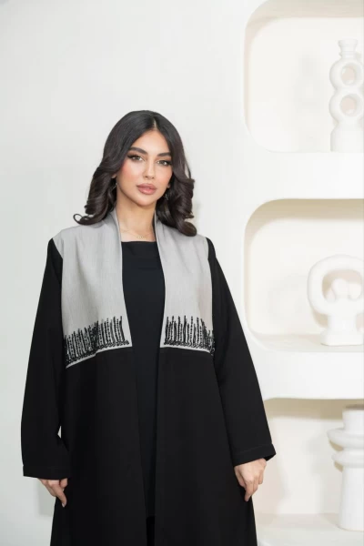 عباية بخام كريب باللون الاسود مع شك يدوي C:IB317